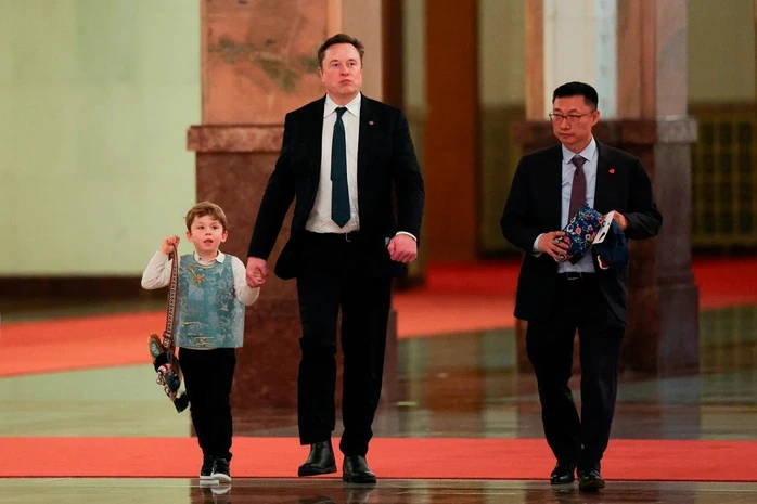 Quý tử nhà Elon Musk diện áo lụa, cầm túi rồng lon ton ở Bắc Kinh Quý tử nhà Elon Musk diện áo lụa, cầm túi rồng lon ton ở Bắc Kinh