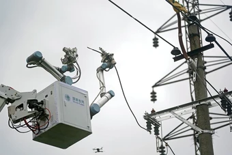 Robot Trung Quốc lần đầu thay thợ điện sửa đường dây 10 kV