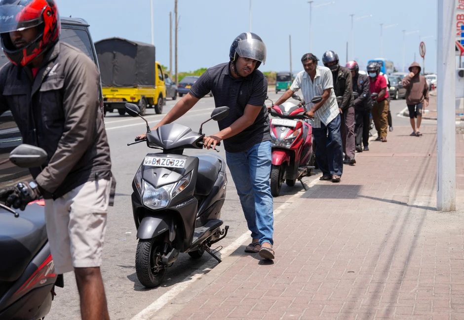 Sri Lanka: Chịu án tù vì tích trữ 4 lít xăng để bán chợ đen Sri Lanka: Chịu án tù vì tích trữ 4 lít xăng để bán chợ đen