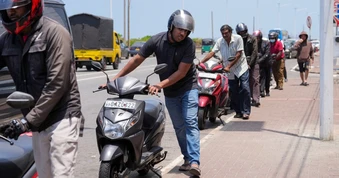 Sri Lanka: Chịu án tù vì tích trữ 4 lít xăng để bán chợ đen