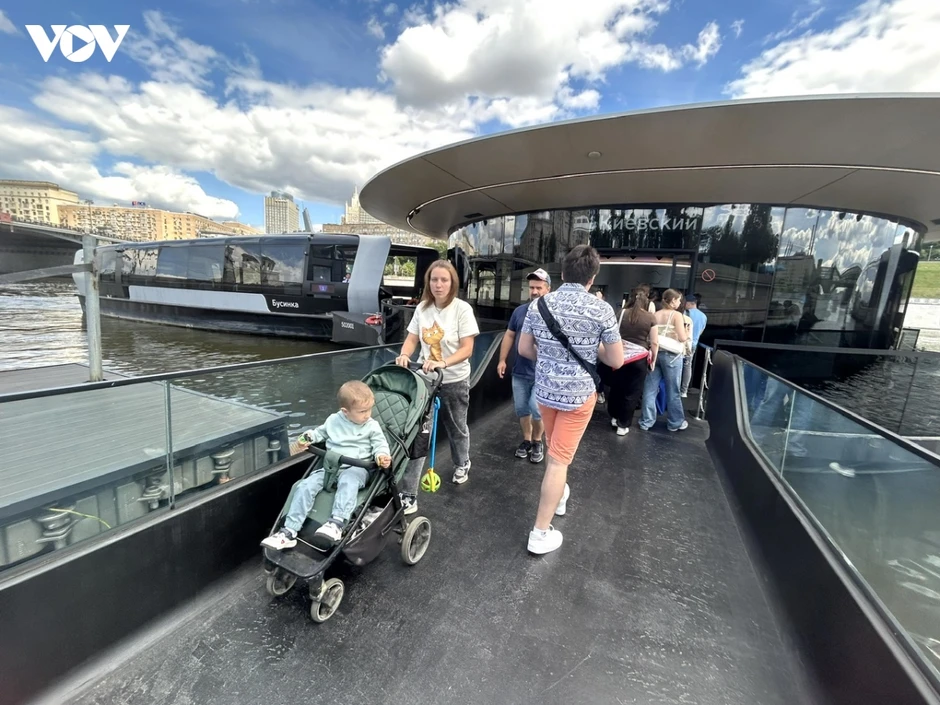 Tàu điện chạy trên sông hoạt động quanh năm - Dấu ấn đặc trưng của Moscow Tàu điện chạy trên sông hoạt động quanh năm - Dấu ấn đặc trưng của Moscow