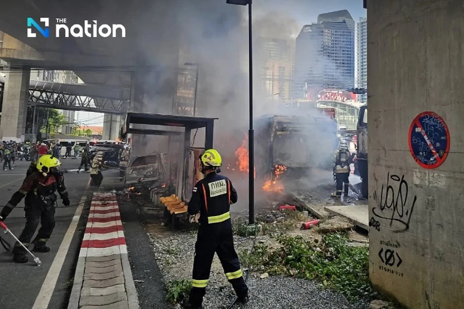 Tàu hỏa đâm xe buýt ở Thái Lan, hàng chục người thương vong Tàu hỏa đâm xe buýt ở Thái Lan, hàng chục người thương vong