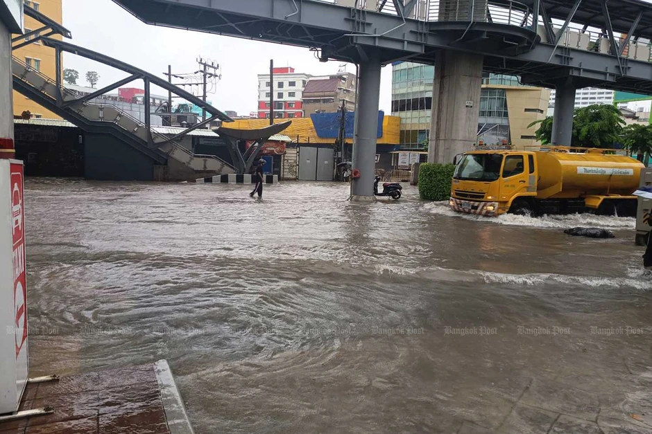 Thái Lan ban bố tình trạng thảm họa khi thủ đô Bangkok ngập sâu vì mưa lớn Thái Lan ban bố tình trạng thảm họa khi thủ đô Bangkok ngập sâu vì mưa lớn