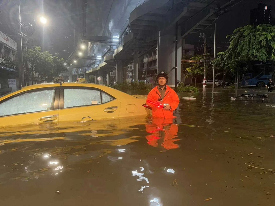 Thái Lan ban bố tình trạng thảm họa khi thủ đô Bangkok ngập sâu vì mưa lớn Thái Lan ban bố tình trạng thảm họa khi thủ đô Bangkok ngập sâu vì mưa lớn
