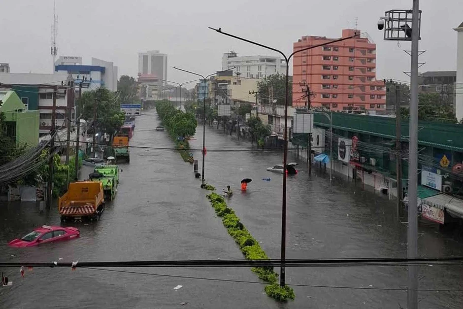 Thái Lan ban bố tình trạng thảm họa khi thủ đô Bangkok ngập sâu vì mưa lớn Thái Lan ban bố tình trạng thảm họa khi thủ đô Bangkok ngập sâu vì mưa lớn