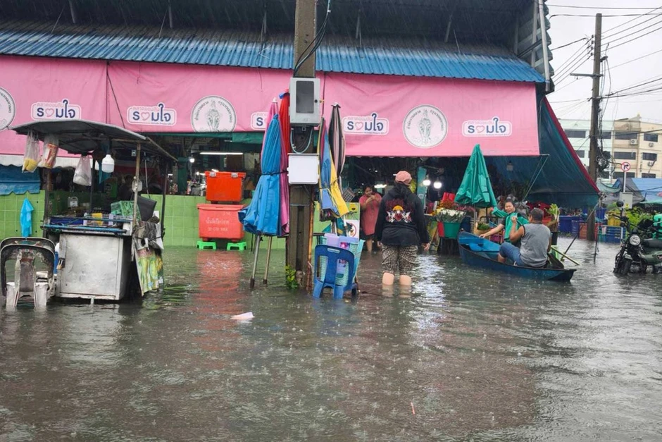 Thái Lan ban bố tình trạng thảm họa khi thủ đô Bangkok ngập sâu vì mưa lớn Thái Lan ban bố tình trạng thảm họa khi thủ đô Bangkok ngập sâu vì mưa lớn