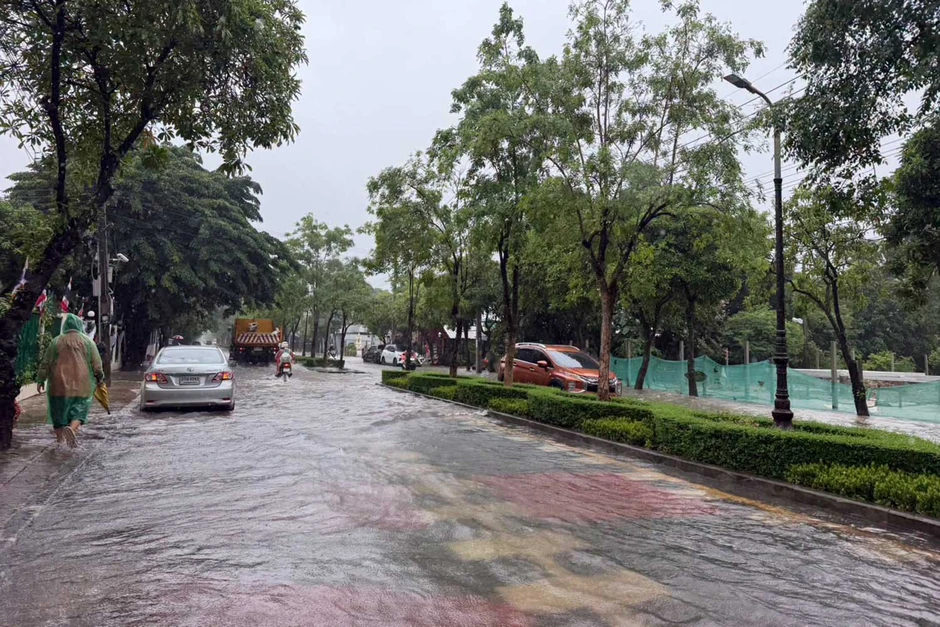 Thái Lan ban bố tình trạng thảm họa khi thủ đô Bangkok ngập sâu vì mưa lớn Thái Lan ban bố tình trạng thảm họa khi thủ đô Bangkok ngập sâu vì mưa lớn