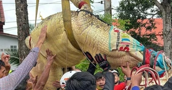 Thái Lan di dời cá sấu nặng 400kg khỏi ngôi chùa ngập nước lũ