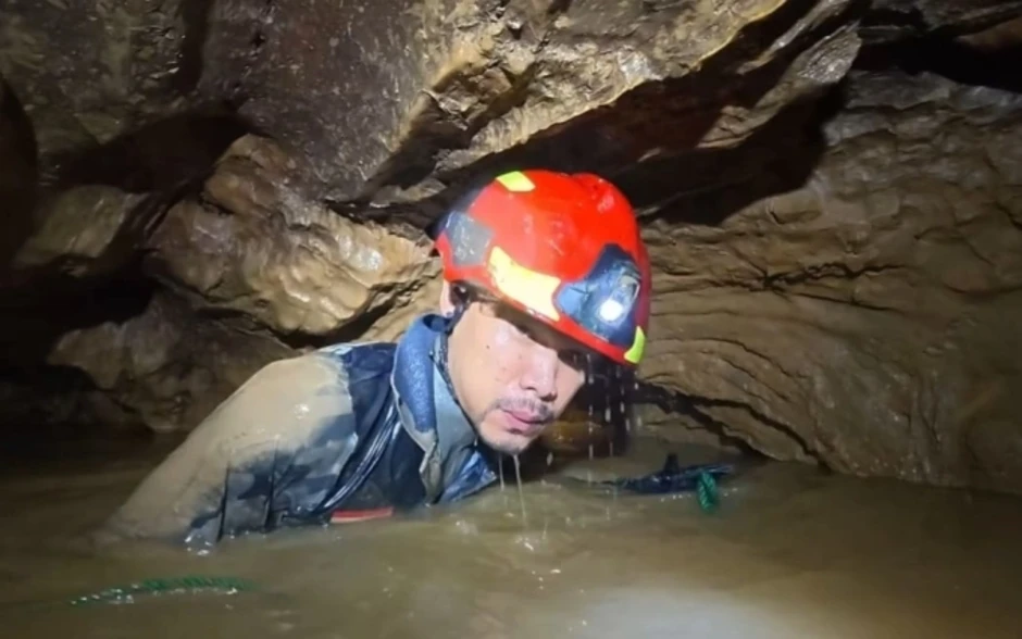 Thợ lặn tìm cách cứu 7 người kẹt một tuần trong hang ngập nước Thợ lặn tìm cách cứu 7 người kẹt một tuần trong hang ngập nước