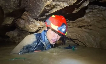 Thợ lặn tìm cách cứu 7 người kẹt một tuần trong hang ngập nước