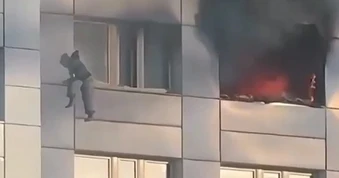 Thót tim cảnh một phụ nữ liều mình nhảy từ tầng 11 tòa nhà đang bốc cháy dữ dội ở Berlin