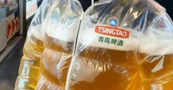 Thực hư về sản phẩm mới gây sốt: Áo phao chứa 20 lít bia, chỉ cần cắm ống hút, vừa đi vừa uống