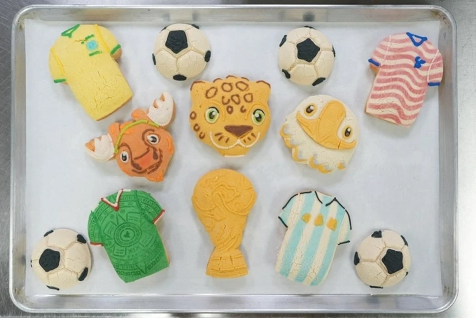 Tiệm bánh ngọt đắt khách vì tạo hình kiểu World Cup - Báo TinVina Tiệm bánh ngọt đắt khách vì tạo hình kiểu World Cup - Báo TinVina