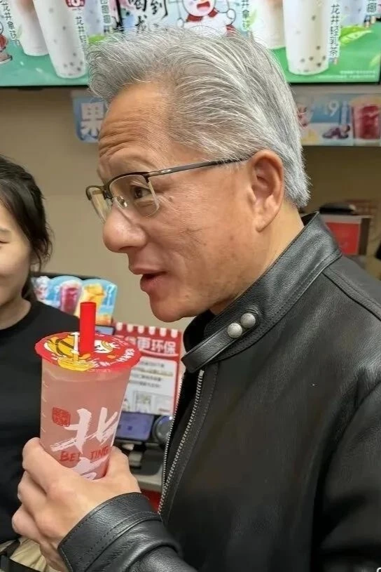 Tổng tài Nvidia Jensen Huang khiến món trà đào Mixue "cháy hàng" Tổng tài Nvidia Jensen Huang khiến món trà đào Mixue "cháy hàng"