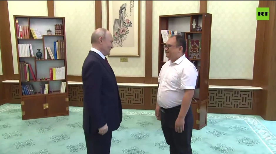 Tổng thống Putin hội ngộ cậu bé Trung Quốc từng chụp ảnh cùng 26 năm trước Tổng thống Putin hội ngộ cậu bé Trung Quốc từng chụp ảnh cùng 26 năm trước