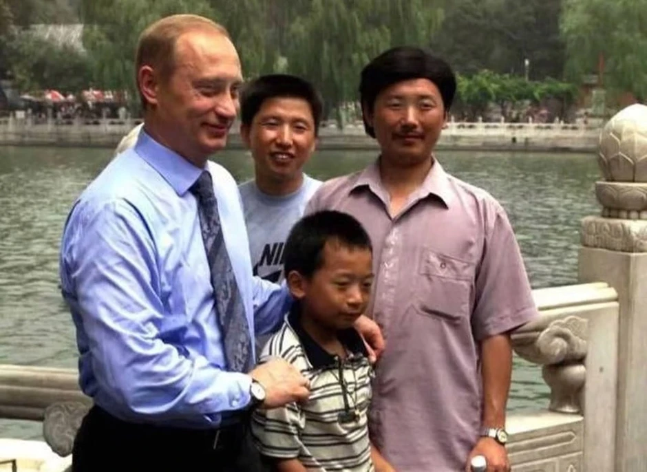 Tổng thống Putin hội ngộ cậu bé Trung Quốc từng chụp ảnh cùng 26 năm trước Tổng thống Putin hội ngộ cậu bé Trung Quốc từng chụp ảnh cùng 26 năm trước
