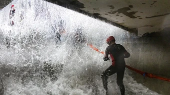 Trải nghiệm mưa xối gió quật trong lò luyện sinh tồn tại Trung Quốc