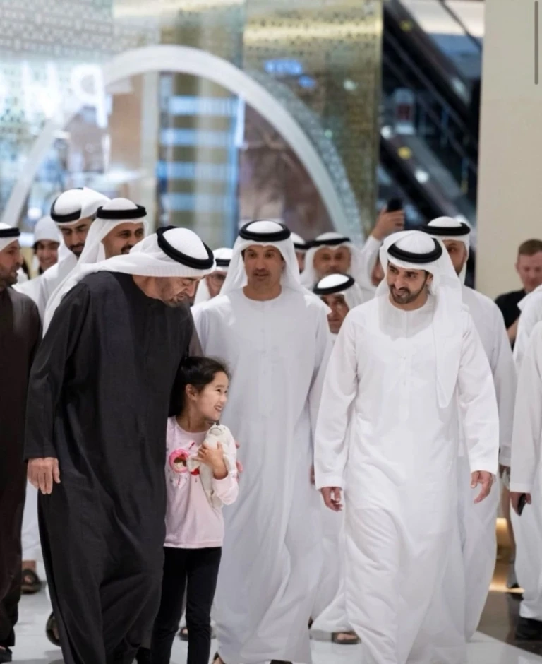 Trấn an dân, lãnh đạo UAE đi cà phê ở trung tâm thương mại Dubai Trấn an dân, lãnh đạo UAE đi cà phê ở trung tâm thương mại Dubai