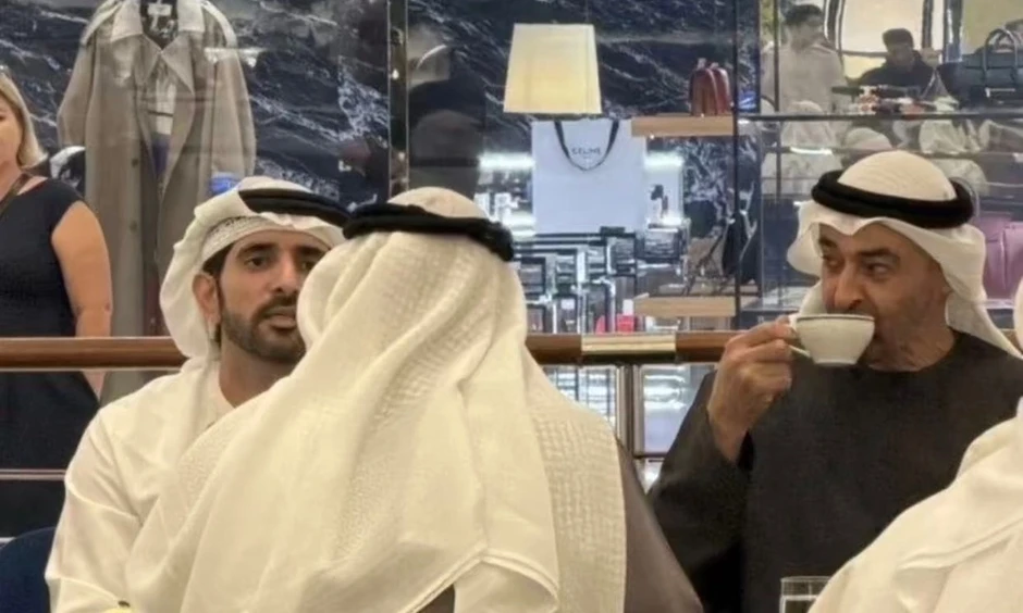 Trấn an dân, lãnh đạo UAE đi cà phê ở trung tâm thương mại Dubai Trấn an dân, lãnh đạo UAE đi cà phê ở trung tâm thương mại Dubai