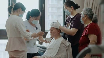 Triệu phú bị liệt vẫn làm việc 12 tiếng mỗi ngày