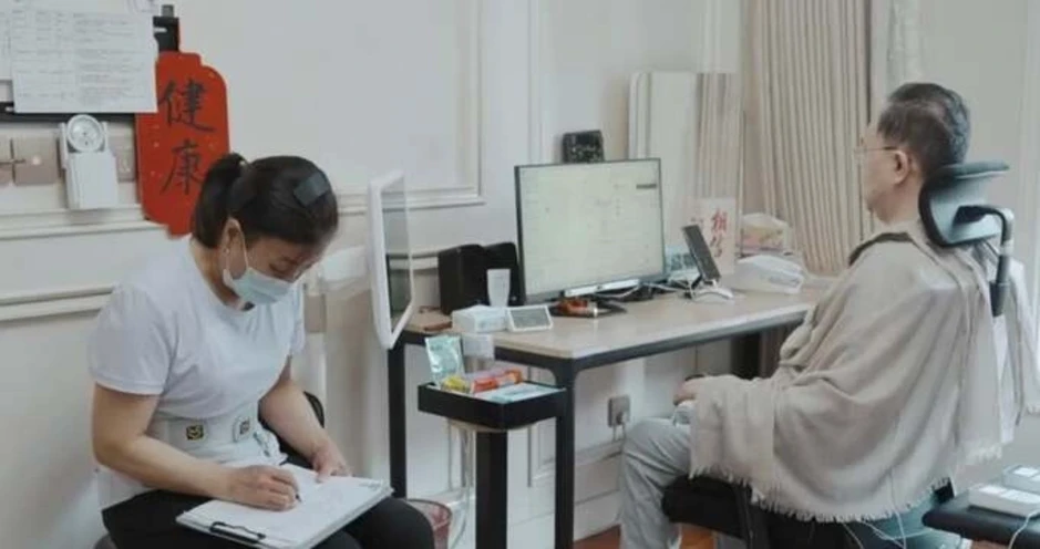 Triệu phú bị liệt vẫn làm việc 12 tiếng mỗi ngày Triệu phú bị liệt vẫn làm việc 12 tiếng mỗi ngày