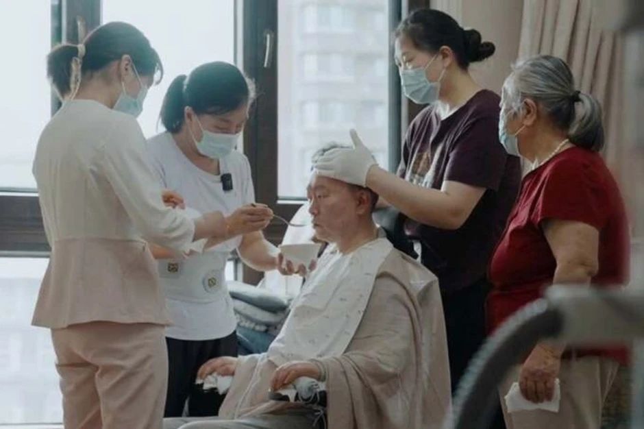 Triệu phú bị liệt vẫn làm việc 12 tiếng mỗi ngày Triệu phú bị liệt vẫn làm việc 12 tiếng mỗi ngày