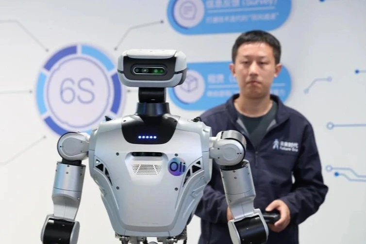 Trung Quốc mở khách sạn đầu tiên phục vụ hoàn toàn bằng robot
