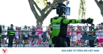 Trung Quốc triển khai đội cảnh sát giao thông robot đầu tiên