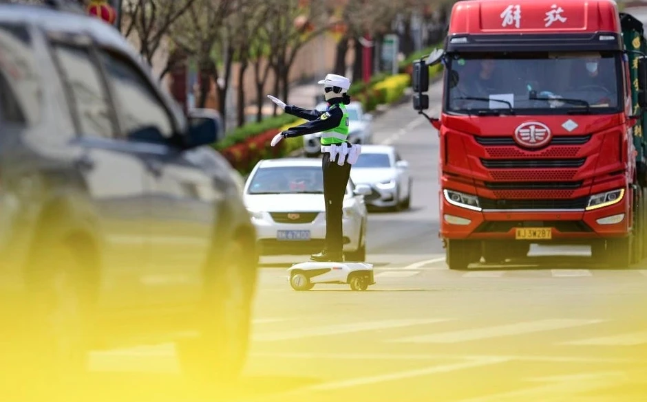 Trung Quốc triển khai đội cảnh sát giao thông robot đầu tiên