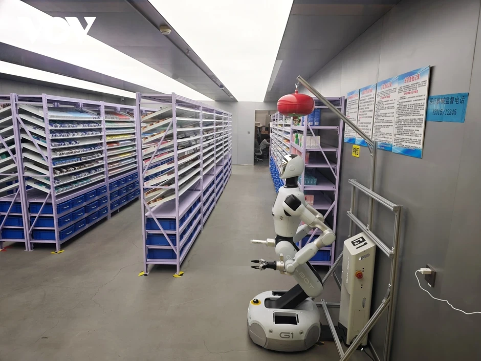 Trung Quốc triển khai nhà thuốc thông minh dựa trên robot hình người đầu tiên