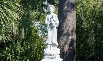 Tượng Đức Mẹ La Vang mặc áo dài Việt Nam trong Vườn Vatican