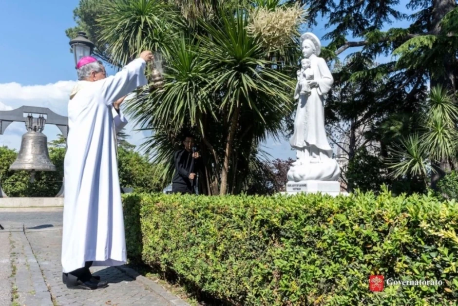 Tượng Đức Mẹ La Vang mặc áo dài Việt Nam trong Vườn Vatican Tượng Đức Mẹ La Vang mặc áo dài Việt Nam trong Vườn Vatican