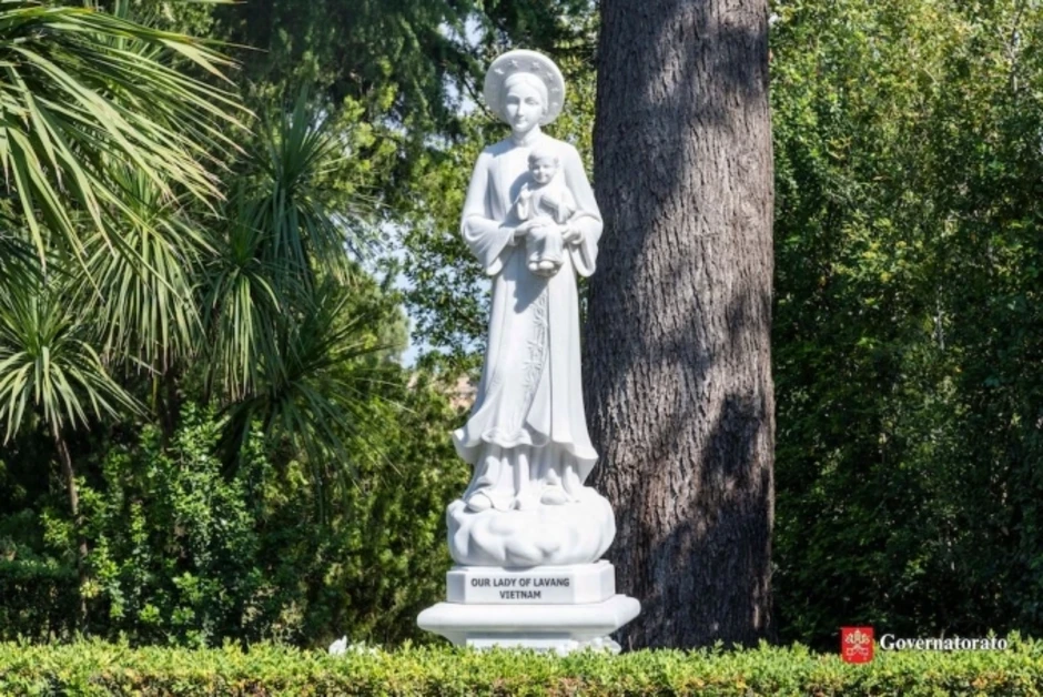 Tượng Đức Mẹ La Vang mặc áo dài Việt Nam trong Vườn Vatican Tượng Đức Mẹ La Vang mặc áo dài Việt Nam trong Vườn Vatican