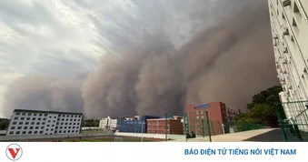 Tuyết giữa mùa Hè ở Nội Mông, bão cát hiếm gặp ở Cáp Nhĩ Tân (Trung Quốc)