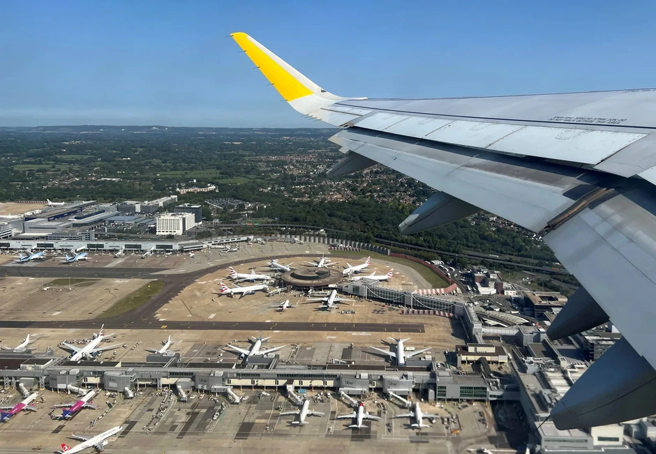 UFO lướt qua máy bay chở khách tại Gatwick trong lúc hạ cánh: Tiết lộ đáng kinh ngạc