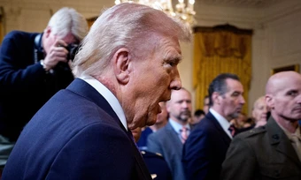 Vết đỏ trên cổ ông Trump gây chú ý