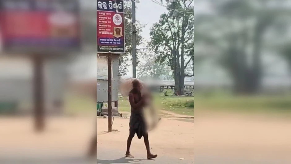 Video anh mang thi thể em đến ngân hàng để rút tiền khiến Ấn Độ dậy sóng phẫn nộ Video anh mang thi thể em đến ngân hàng để rút tiền khiến Ấn Độ dậy sóng phẫn nộ