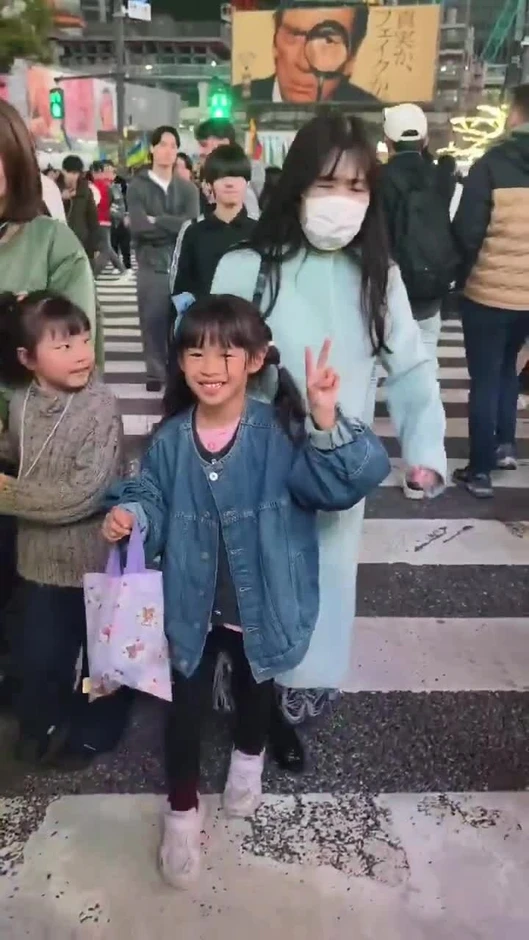 Video người phụ nữ huých ngã bé gái ở Nhật gây bất bình Video người phụ nữ huých ngã bé gái ở Nhật gây bất bình