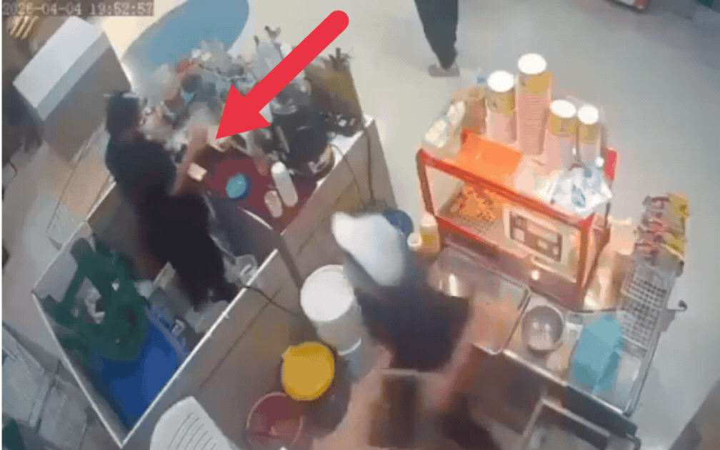 Video: Người phụ nữ tạt thẳng nồi dầu sôi vào đồng nghiệp vì khác biệt ngôn ngữ vùng miền Video: Người phụ nữ tạt thẳng nồi dầu sôi vào đồng nghiệp vì khác biệt ngôn ngữ vùng miền