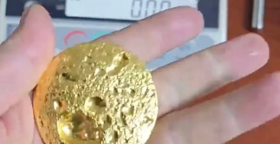 Video tách 5 lượng vàng từ thẻ SIM hút triệu view, 'nhà giả kim' Trung Quốc lên tiếng cảnh báo Video tách 5 lượng vàng từ thẻ SIM hút triệu view, 'nhà giả kim' Trung Quốc lên tiếng cảnh báo