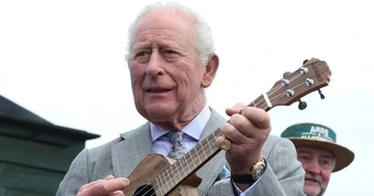Vua Anh gây bất ngờ khi trổ tài chơi đàn ukelele với người dân