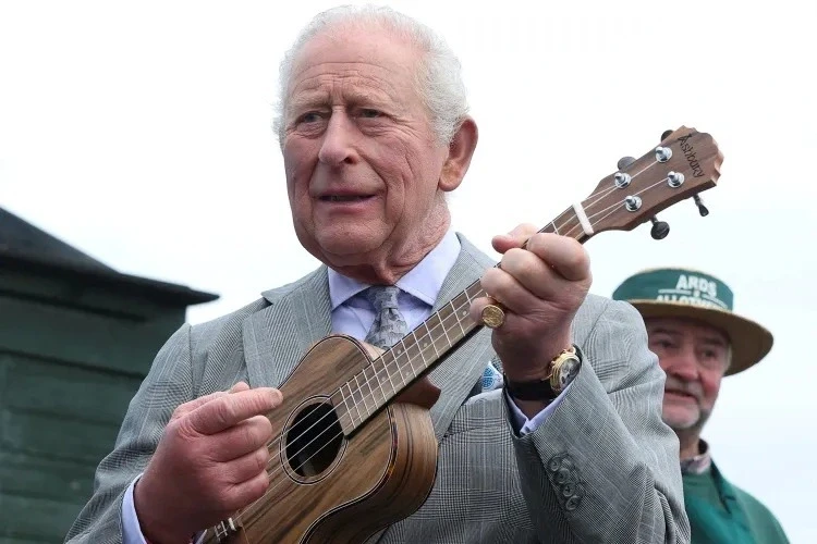 Vua Anh gây bất ngờ khi trổ tài chơi đàn ukelele với người dân Vua Anh gây bất ngờ khi trổ tài chơi đàn ukelele với người dân