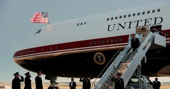Vừa được sử dụng, "Nhà Trắng trên không" mới của ông Trump sẽ trở lại xưởng