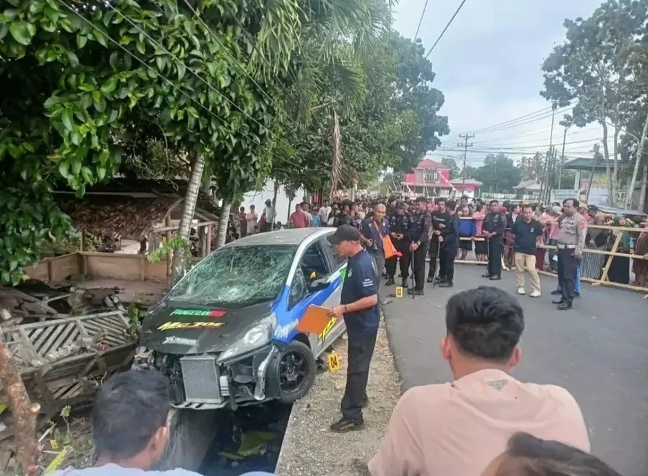 Xe đua lao vào đám đông khán giả, 8 người chết Xe đua lao vào đám đông khán giả, 8 người chết