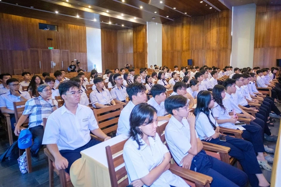 Giáo sư Vật lý Mỹ chia sẻ nghiên cứu mới về khí hậu Trái Đất Giáo sư Vật lý Mỹ chia sẻ nghiên cứu mới về khí hậu Trái Đất