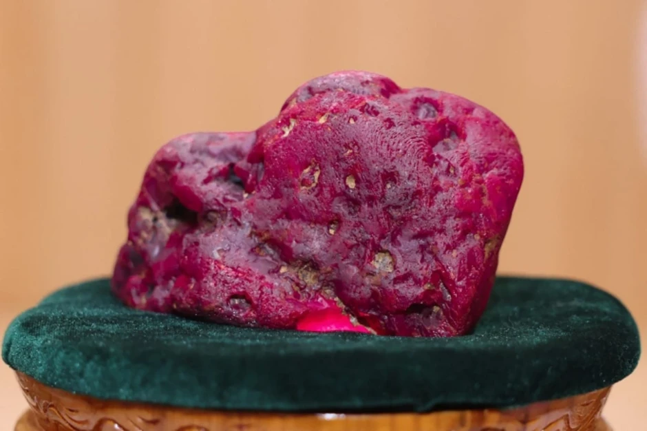 Thợ mỏ phát hiện khối hồng ngọc nặng 2,2 kg Thợ mỏ phát hiện khối hồng ngọc nặng 2,2 kg