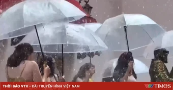 "Phố mưa" giữa nắng nóng 47 độ C tại Dubai