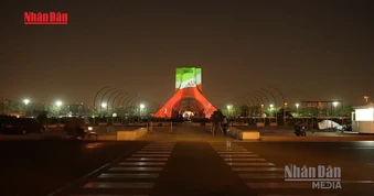 [Video] Iran đóng Eo biển Hormuz, dọa hủy lệnh ngừng bắn