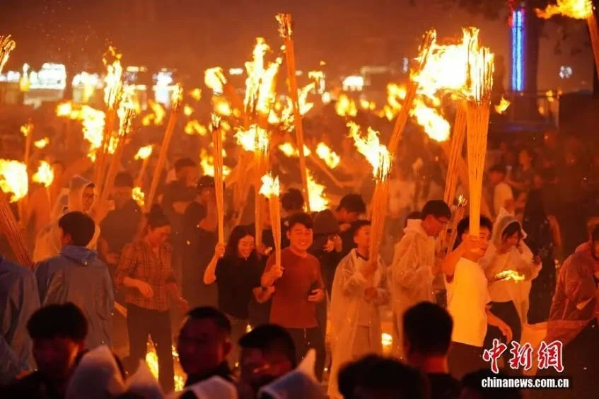16 người bị bỏng trong Lễ hội rước đuốc tại Trung Quốc 16 người bị bỏng trong Lễ hội rước đuốc tại Trung Quốc