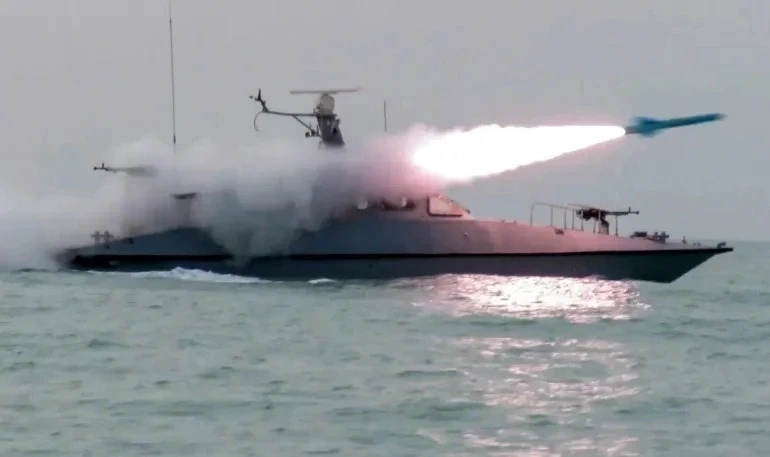 2 tàu chiến Mỹ vượt qua Hormuz dưới "mưa" hỏa lực Iran 2 tàu chiến Mỹ vượt qua Hormuz dưới "mưa" hỏa lực Iran
